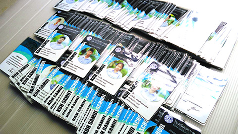 ทําบัตรพนักงาน Pvc ทำบัตรแข็งรูปพนักงาน ไม่ซ้ำกันทุกใบ  Line. artmarket บัตรผิวมัน สี 2ด้าน สีไม่ลอก ตากแดดแช่น้ำได้ ขนาดมาตรฐาน